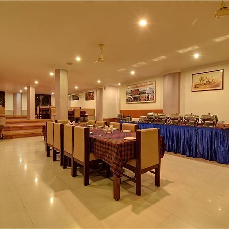 Hotel Savera Palace Маунт-Абу Экстерьер фото