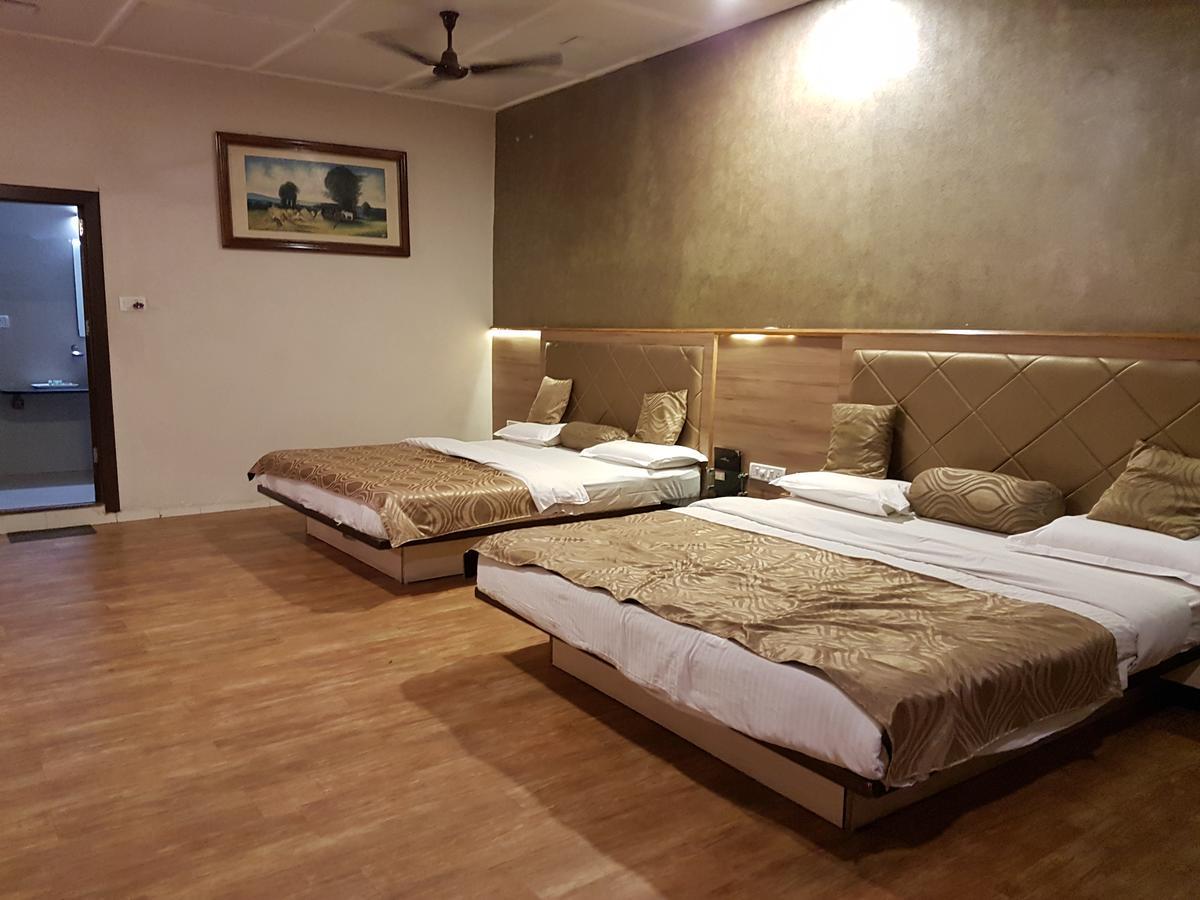 Hotel Savera Palace Маунт-Абу Экстерьер фото
