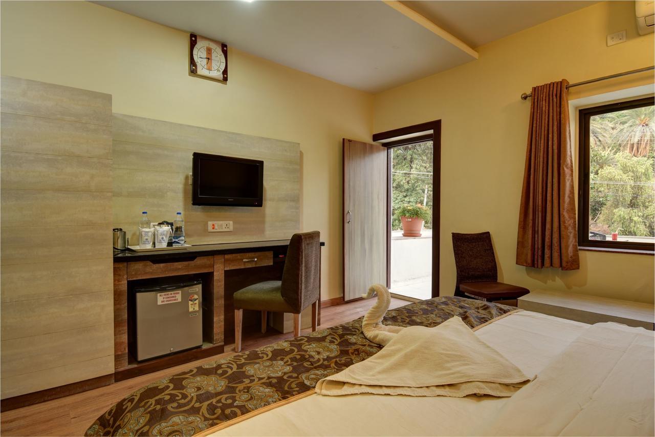 Hotel Savera Palace Маунт-Абу Экстерьер фото